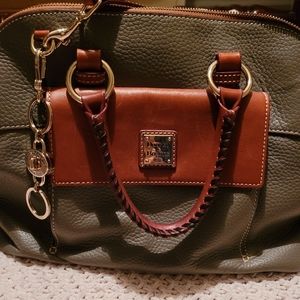 Like new Dooney & Bourke grey handbag set